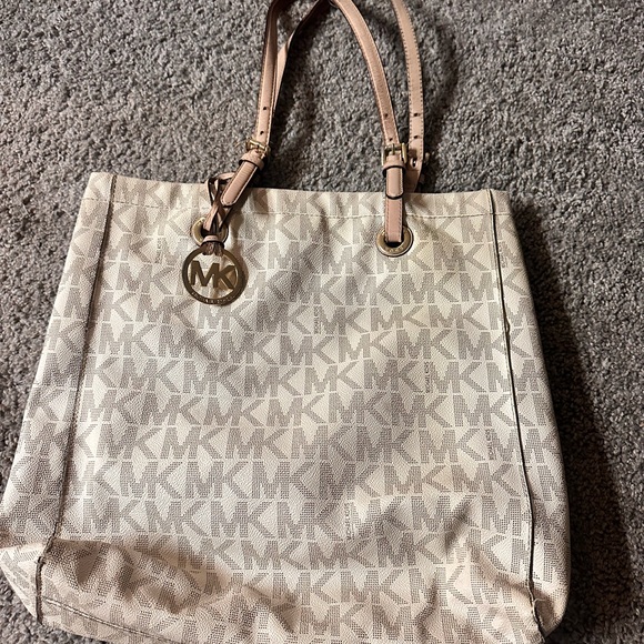 Michael Kors tote. Great condition. 1 mark shown in pictures. Authentic - Picture 6 of 6